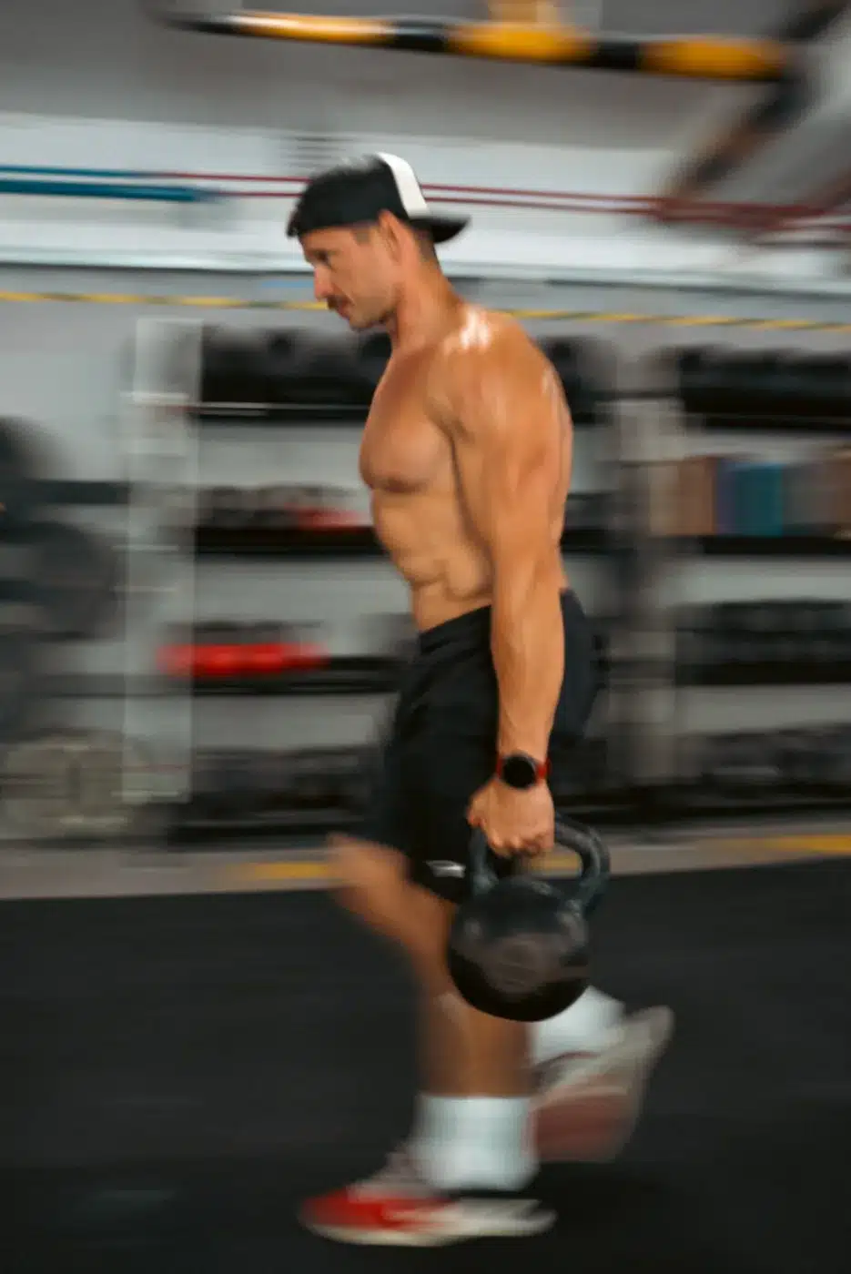 Farmer carry kettlebell súlyokkal a HYROX edzésen